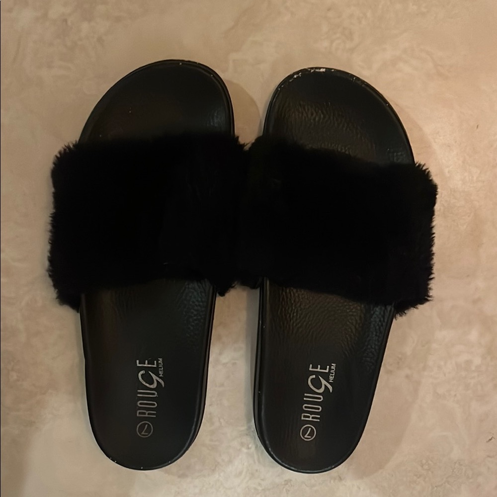 Rouge Helium Black Furry Women's Slides